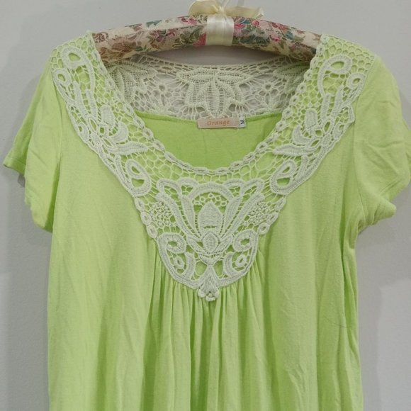 Lime green top with floral detailing - Picture 3 of 4